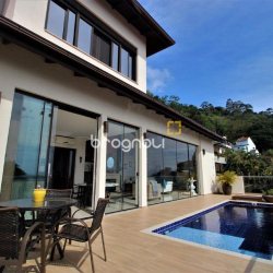 Casa com 370m², 4 quartos (sendo 3 suítes), 2 garagens, no bairro Centro em Florianópolis