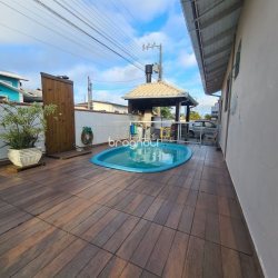 Casa com 120m², 3 quartos (sendo 1 suíte), 2 garagens, no bairro Rio Vermelho em Florianópolis