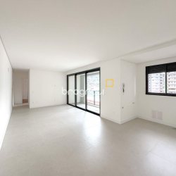 Apartamento com 80m², 2 quartos (sendo 1 suíte), 1 garagem, no bairro Centro em Florianópolis