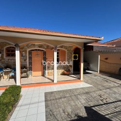 Casa com 235m², 3 quartos (sendo 1 suíte), 2 garagens, no bairro Rio Tavares em Florianópolis