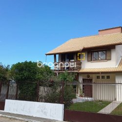 Casa com 218m², 5 quartos (sendo 1 suíte), 2 garagens, no bairro Armação do Pantano do Sul em Florianópolis