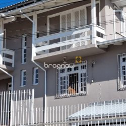 Casa com 288m², 4 quartos (sendo 2 suítes), 4 garagens, no bairro Coloninha em Florianópolis