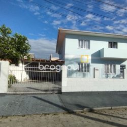 Casa com 312m², 6 quartos, 4 garagens, no bairro Carianos em Florianópolis