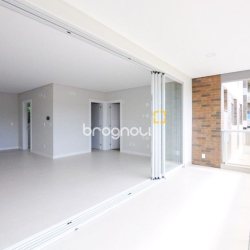 Apartamento com 128m², 3 quartos (sendo 3 suítes), 2 garagens, no bairro Cacupé em Florianópolis