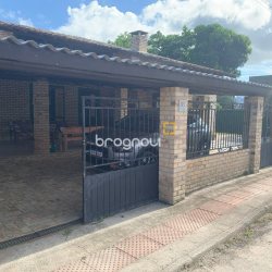 Casa com 157m², 3 quartos (sendo 1 suíte), 4 garagens, no bairro Campeche em Florianópolis