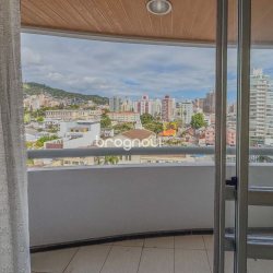Apartamento com 113m², 3 quartos (sendo 1 suíte), 2 garagens, no bairro Centro em Florianópolis
