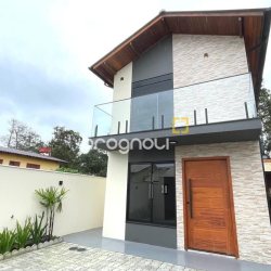 Casa com 135m², 4 quartos (sendo 1 suíte), 2 garagens, no bairro Rio Vermelho em Florianópolis