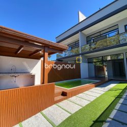 Casa com 300m², 4 quartos (sendo 2 suítes), 2 garagens, no bairro Praia do Sonho (Ens Brito) em Palhoça