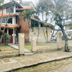 Casa com 160m², 4 quartos, 2 garagens, no bairro Lagoa da Conceição em Florianópolis