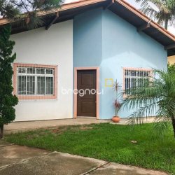 Casa com 180m², 4 quartos (sendo 1 suíte), 4 garagens, no bairro Campeche em Florianópolis