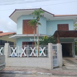 Casa com 212m², 4 quartos (sendo 1 suíte), 2 garagens, no bairro Vargem Grande em Florianópolis