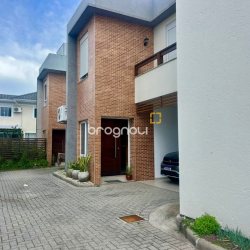 Casa com 121m², 3 quartos (sendo 1 suíte), 2 garagens, no bairro Campeche em Florianópolis
