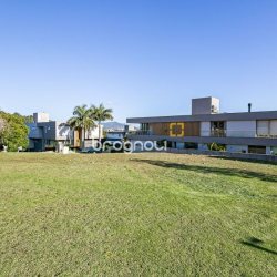 Terreno com 761m², no bairro Cacupe em Florianópolis