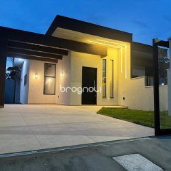 Casa com 79m², 2 quartos (sendo 1 suíte), 2 garagens, no bairro Rio Vermelho em Florianópolis