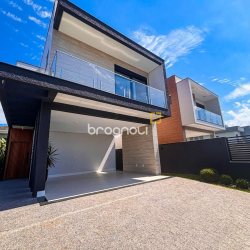 Casa com 233m², 4 quartos (sendo 3 suítes), 2 garagens, no bairro Ingleses em Florianópolis