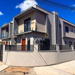 Casa com 177m², 3 quartos (sendo 3 suítes), 2 garagens, no bairro Rio Vermelho em Florianópolis