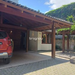 Casa com 216m², 4 quartos (sendo 1 suíte), 2 garagens, no bairro Cacupé em Florianópolis