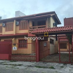 Casa com 450m², 8 quartos (sendo 3 suítes), 10 garagens, no bairro Ingleses em Florianópolis