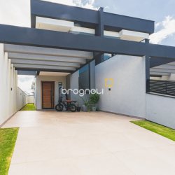 Casa com 160m², 3 quartos (sendo 1 suíte), 2 garagens, no bairro Campeche em Florianópolis
