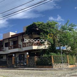 Casa com 640m², 5 quartos (sendo 5 suítes), 4 garagens, no bairro Itacorubi em Florianópolis