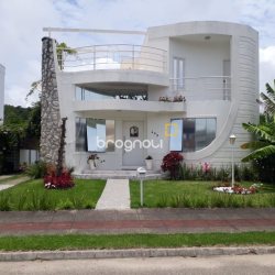 Casa com 200m², 3 quartos (sendo 1 suíte), 4 garagens, no bairro Cachoeira do Bom Jesus em Florianópolis