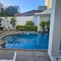 Casa com 350m², 4 quartos (sendo 3 suítes), 2 garagens, no bairro Centro em Florianópolis