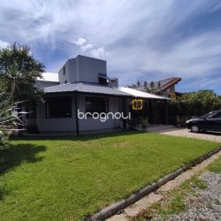Casa com 257m², 5 quartos (sendo 2 suítes), 2 garagens, no bairro Cachoeira do Bom Jesus em Florianópolis