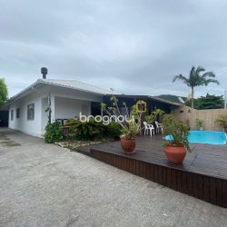 Casa com 250m², 4 quartos (sendo 1 suíte), 4 garagens, no bairro Ingleses em Florianópolis