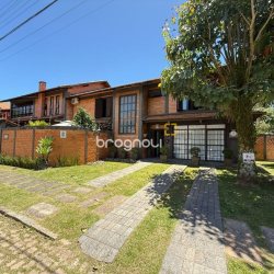 Casa com 540m², 5 quartos (sendo 2 suítes), 6 garagens, no bairro Itacorubi em Florianópolis