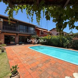 Casa com 540m², 5 quartos (sendo 2 suítes), 6 garagens, no bairro Itacorubi em Florianópolis