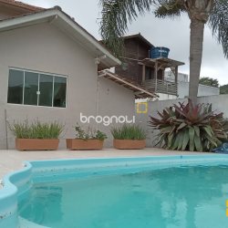 Casa com 232m², 2 quartos (sendo 1 suíte), 7 garagens, no bairro Lagoa da Conceição em Florianópolis