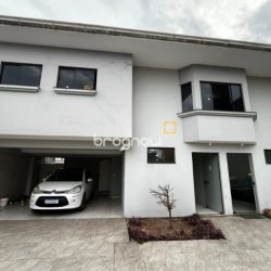 Casa com 240m², 4 quartos (sendo 1 suíte), 2 garagens, no bairro Ponte do Imaruim em Palhoça