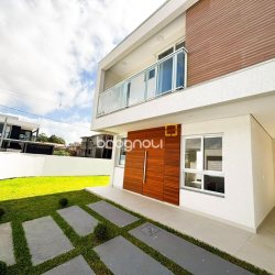 Casa com 138m², 3 quartos (sendo 3 suítes), 2 garagens, no bairro Ingleses do Rio Vermelho em Florianópolis