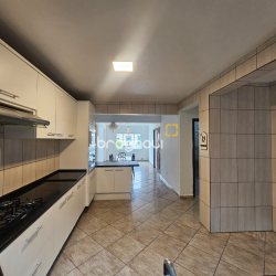 Casa com 258m², 6 quartos (sendo 2 suítes), 2 garagens, no bairro Barreiros em São José