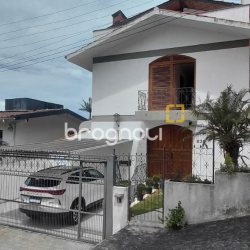 Casa com 246m², 3 quartos (sendo 1 suíte), 2 garagens, no bairro Trindade em Florianópolis