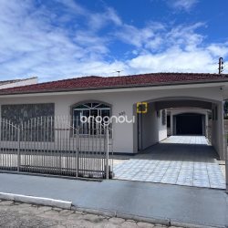Casa com 166m², 3 quartos (sendo 1 suíte), 2 garagens, no bairro Centro em Palhoça