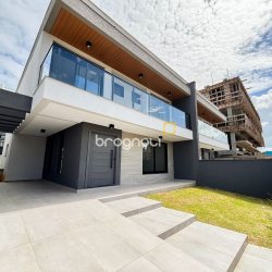 Casa com 201m², 4 quartos (sendo 2 suítes), 2 garagens, no bairro Ingleses do Rio Vermelho em Florianópolis