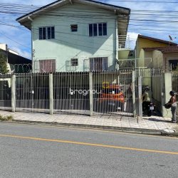 Casa com 230m², 10 quartos, 4 garagens, no bairro Barreiros em São José
