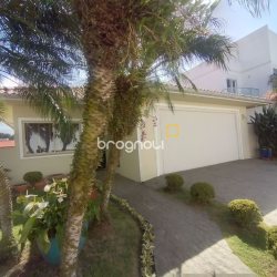 Casa com 270m², 4 quartos (sendo 4 suítes), 2 garagens, no bairro Coqueiros em Florianópolis