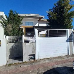 Casa com 107m², 2 quartos (sendo 2 suítes), 2 garagens, no bairro Rio Vermelho em Florianópolis