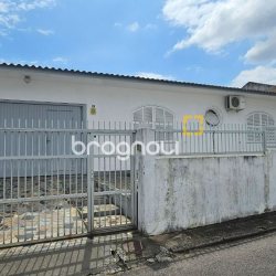 Casa com 200m², 4 quartos (sendo 1 suíte), 3 garagens, no bairro Capoeiras em Florianópolis