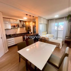 Apartamento com 57m², 2 quartos, 1 garagem, no bairro Barreiros em São José