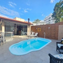 Casa com 220m², 4 quartos (sendo 1 suíte), 3 garagens, no bairro Bom Abrigo em Florianópolis