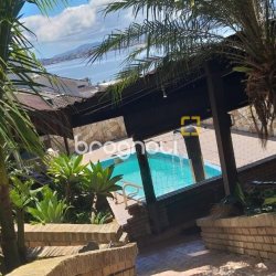 Casa com 378m², 4 quartos (sendo 4 suítes), 3 garagens, no bairro Ponta de Baixo em São José