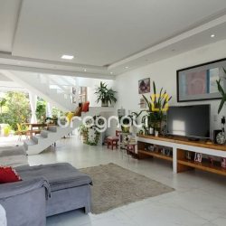 Casa com 300m², 4 quartos (sendo 1 suíte), 2 garagens, no bairro Pedra Branca em Palhoça
