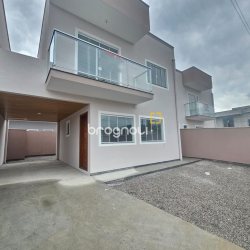 Casa com 109m², 3 quartos (sendo 1 suíte), 2 garagens, no bairro Rio Caveiras em Biguaçu