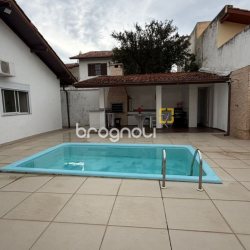 Casa com 193m², 4 quartos (sendo 2 suítes), 2 garagens, no bairro Santa Mônica em Florianópolis