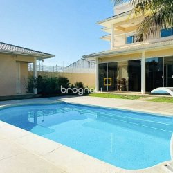 Casa com 225m², 3 quartos (sendo 1 suíte), 2 garagens, no bairro Campeche em Florianópolis