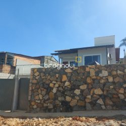 Casa com 80m², 3 quartos (sendo 1 suíte), 2 garagens, no bairro Serraria em São José