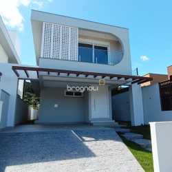 Casa com 178m², 3 quartos (sendo 3 suítes), 1 garagem, no bairro Rio Tavares em Florianópolis